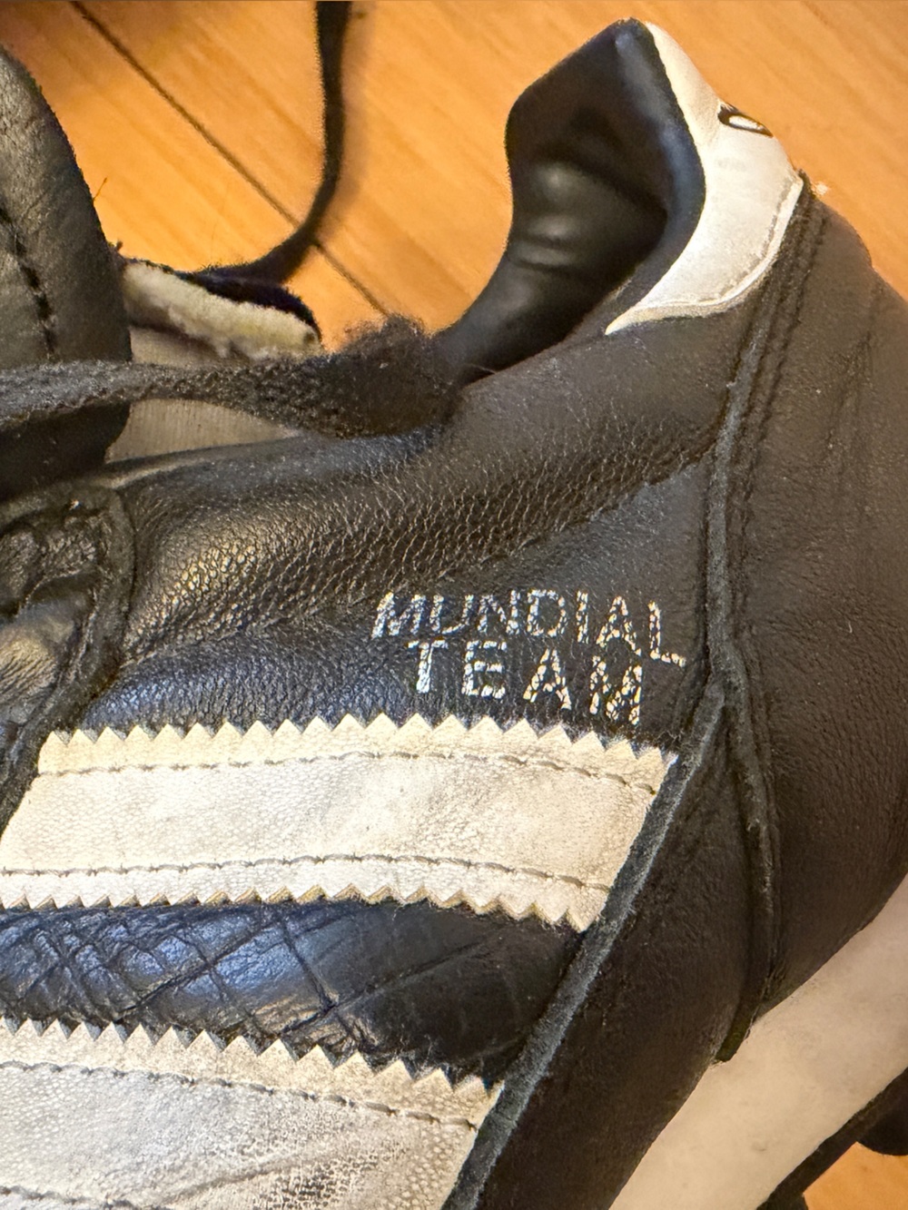 adidas Black & White Mundial Team Soccer Trainers size 8.5 US men - Picture 2 of 4